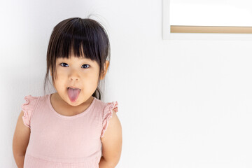 舌を出している女の子（3歳、日本人）