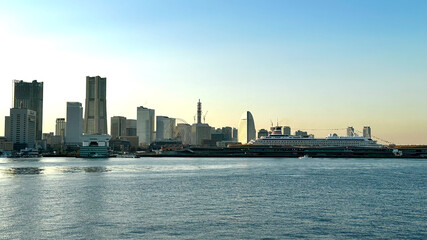 Fototapeta premium Yokohama skyline with a body of water in the foreground