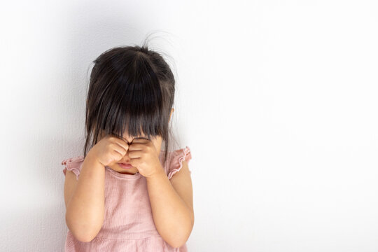 噓泣きする女の子（3歳、日本人）