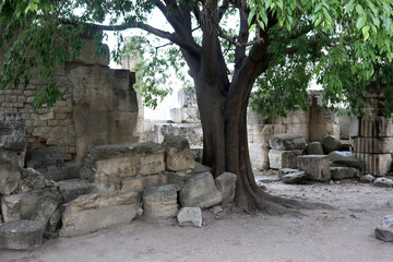 Fototapeta na wymiar Steine und Säulen der Ruine des Römischen Theaters in Arles, Provence, Frankreich