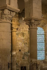 Fotobehang Glas in lood Saint Robert (Corrèze, France) - Vue intérieure de l'église Saint Robert - Colonnes du chœur et vitrail
