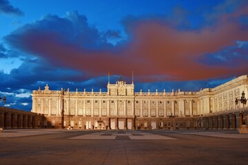 Fototapeta na wymiar Madrid Royal Palace at night