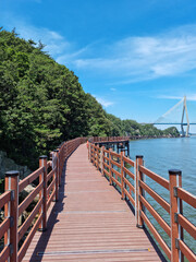 Obraz premium It is a beach with a wooden deck promenade.