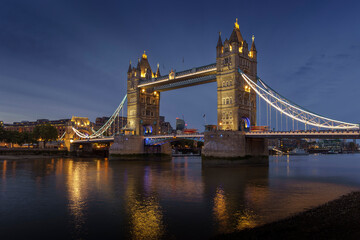 Fototapeta na wymiar London tower bridge in the evening with bly Sky and Lights