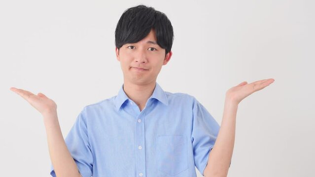 お手上げのポーズをする男性　白背景