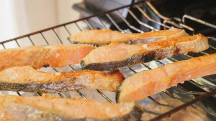 魚焼きグリルで鮭を焼く