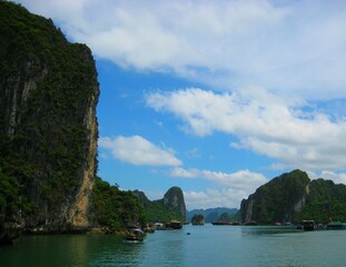 Fototapeta na wymiar Beautiful landscape Halong Bay view in Vietnam
