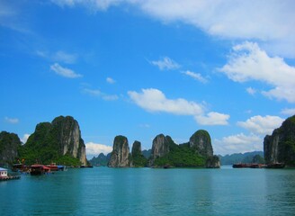 Fototapeta na wymiar Beautiful landscape Halong Bay view in Vietnam