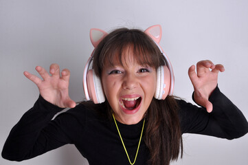 pré adolescente moderna sorridente e feliz com fones de ouvido escutando músicas 