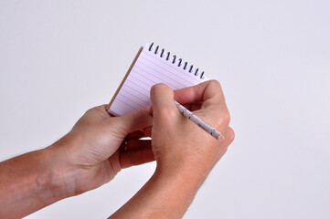 escrevendo em caderno de anotações, lembretes e recomendações , mini agenda 