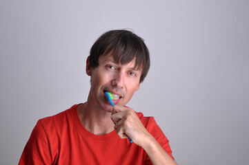 homem escovando os dentes , limpeza e higiene dental 