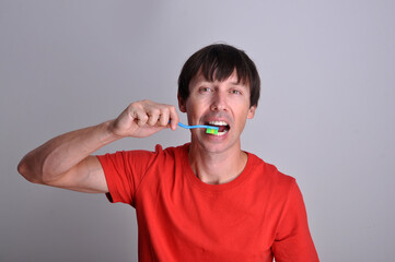 homem escovando os dentes , limpeza e higiene dental 