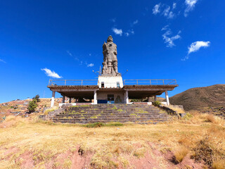 Obraz premium Observation deck with a monument to Pachacutec on a mountain in the Peruvian city of Cusco