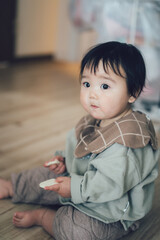 おやつを食べる赤ちゃん