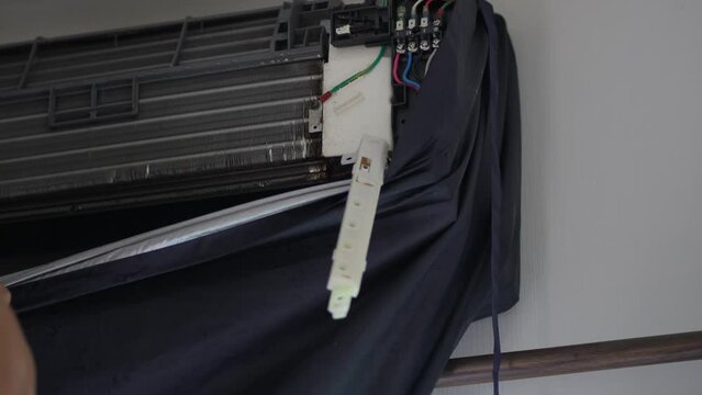 Professional electrician do yearly anuanly maintainance for air conditioner deep high pressure cleaning 4k