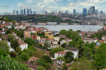 Obraz premium Cityscape of Istanbul, Turkey, with a skyline including Bosphorus strait, and tall buildings on the European side of the city