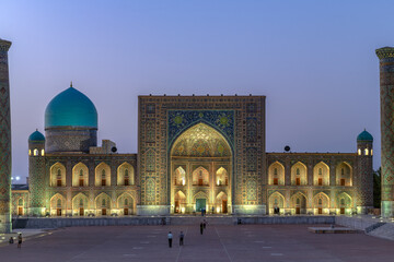 Fototapeta na wymiar Medieval Tillya-Kari Madrasah on Registan Square in night illumination. Samarkand, Uzbekistan
