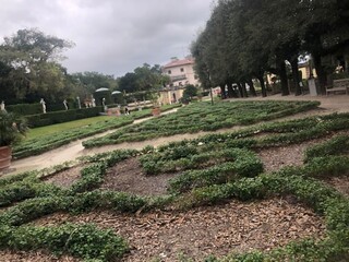 “Vista diagonal de uno de los ardines del  Museo de Vizcaya bajo nubes oscuras, el 13 de Enero de 2024, en Miami, Florida”