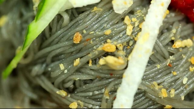 오이 계란 배 고명을 올린 정갈한 한국 전통 물냉면 클로즈업 