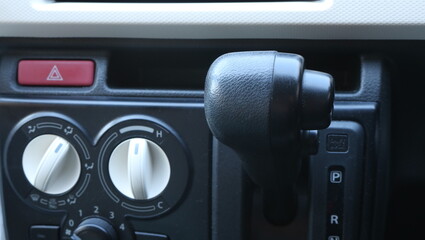 Fototapeta premium 右ハンドルの車のギアとエアコンの風量ダイヤル式