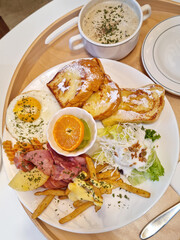
This is a simple brunch.