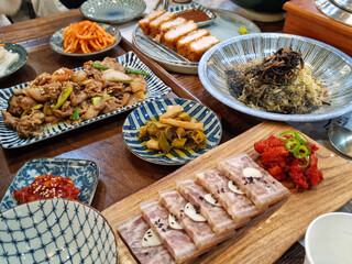 This is a Korean table setting with meat side dishes.