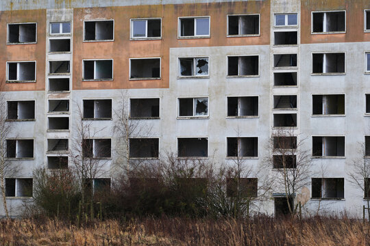 Leerstehender, bauf&auml;lliger Wohnblock