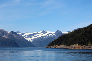 Obraz premium Landscape on the Alaskan coast, in the background the mountain range of the Kenai Fjords National Park-Resurrection Bay