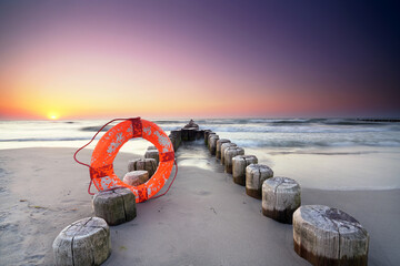 Rettungsring am Strand an der Ostsee