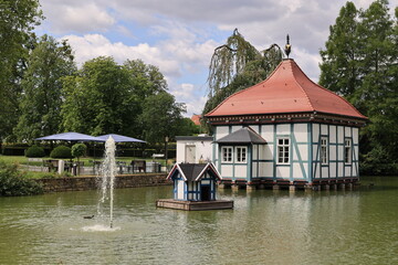 Fototapeta premium Blick in den Schlosspark im Zentrum von Stadthagen in Niedersachsen 
