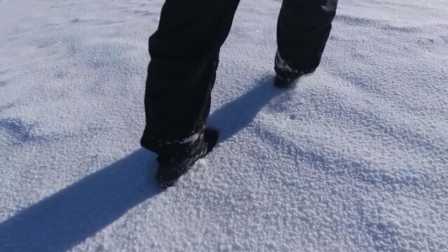 Wandern im Schnee in bezaubernder sonnigen Winterlandschaft mit blauem Himmel, Winterwandern,  Schneewanderung, Winterwanderung, Schneeurlaub, Schneebergsteigen, Schneeschuhwandern,  Urlaub