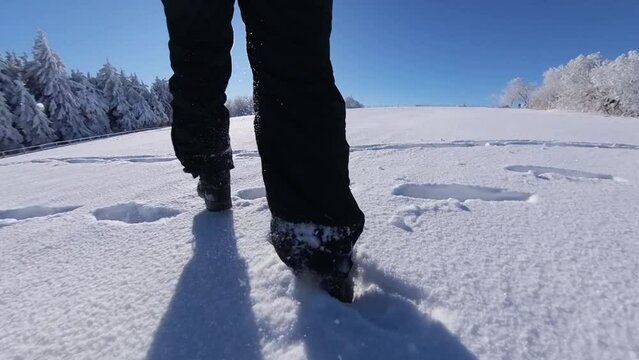 Wandern im Schnee in bezaubernder sonnigen Winterlandschaft mit blauem Himmel, Winterwandern,  Schneewanderung, Winterwanderung, Schneeurlaub, Schneebergsteigen, Schneeschuhwandern,  Urlaub