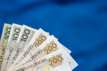 Izolowany plik banknotów na niebieskim tle 