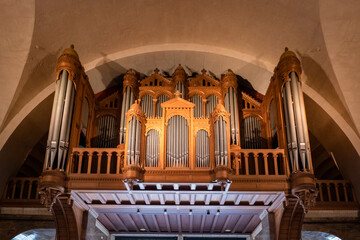Explorando os encantos do órgão de tubos na Igreja paroquial de Lourdes, França