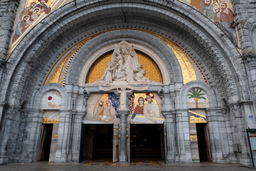 Fototapeta premium Guardiãs do divino umbral: As majestosas portas da catedral no Santuário de Lourdes em França