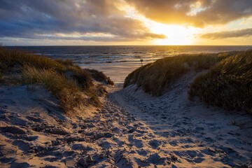 Fußweg durch die Dünen zum Strand bei Sonnenuntergang  - 720119300