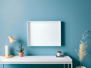 weißer Bilderrahmen an einer blauen Wand über einem weißen Tisch