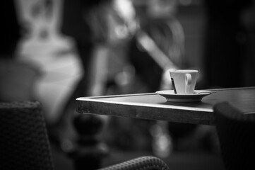 Tasse de café sur table en noir et blanc - 720175710