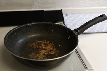 頑固な黒焦げの付着したフライパン