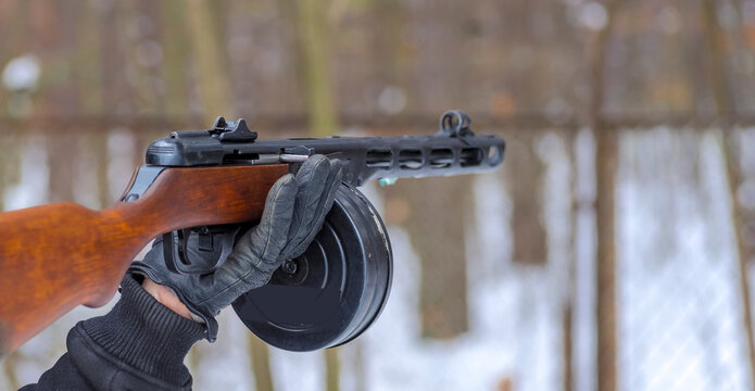 Znany pistolet maszynowy produkcji radzieckiej (słynna "Pepesza"). Zabytkowy pistolet w dłoni strzelca na strzelnicy sportowej wśród lasów pod miastem.