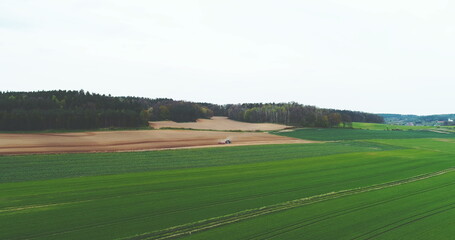 Obraz premium Wide shoot of farmer working on field.