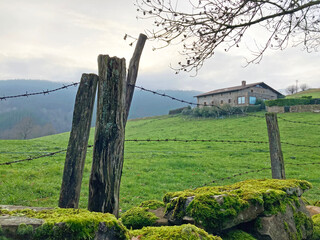 casa rural a las faldas del monte paisaje rural caserío país vasco euskadi IMG_5061-as24 - 720184754