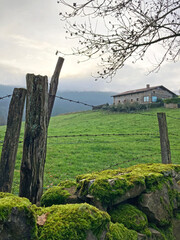 casa rural a las faldas del monte paisaje rural caserío país vasco euskadi IMG_5059-as24 - 720184765