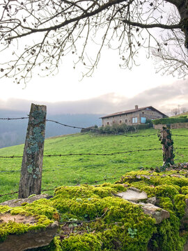 casa rural a las faldas del monte paisaje rural caser&iacute;o pa&iacute;s vasco euskadi IMG_5056-as24