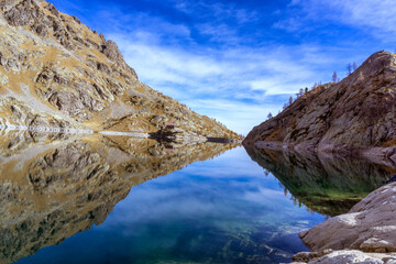 Fototapeta na wymiar Mountains reflection in lake