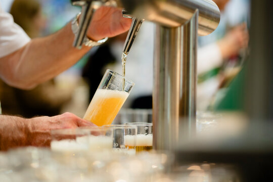 Ein frisches Bier wird gezapft