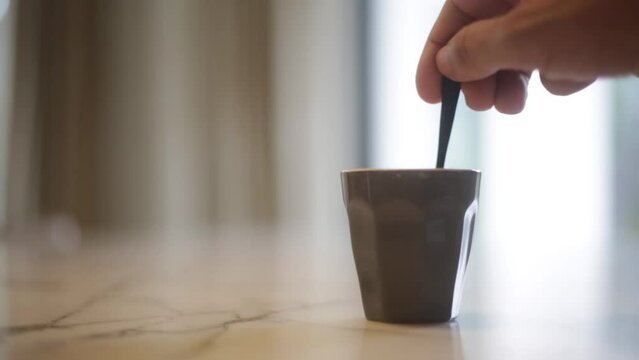 Agitando el cafe esspresso