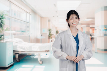 病院で活躍する女性のドクター