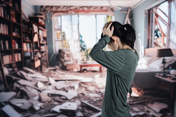 地震で家が倒壊して途方に暮れる女性