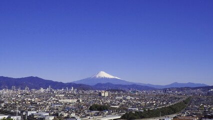 ＜静岡市＞富士山と静岡市街（静岡市街を一望） - obrazy, fototapety, plakaty